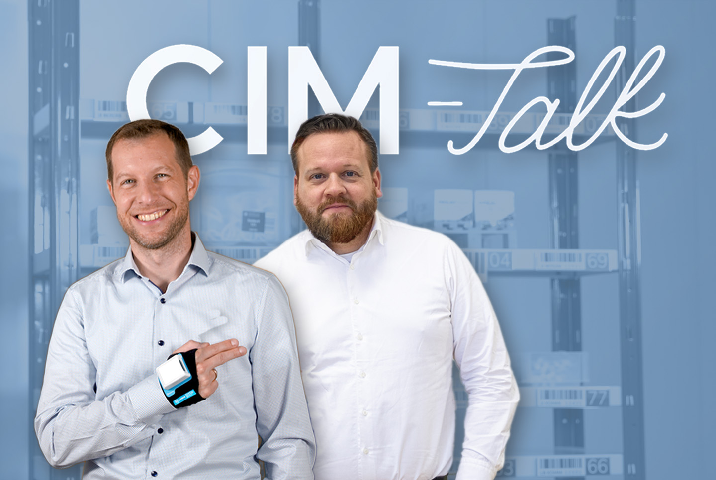 Andreas Baumann und Kilian Küsters demonstrieren die Industrial Smart Watch von Nimmsta.